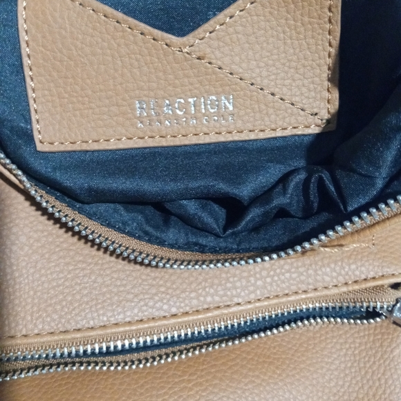 Kenneth Cole Reaction Crossbody Bag. Great condition.  Gently used.  CLEAN. - Picture 7 of 8